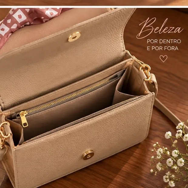 Bolsa bege com lenço rosa e carteira, foto 3 de 4